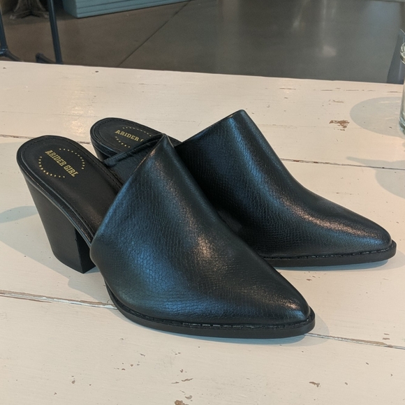 Shoes - NWT black snake slides